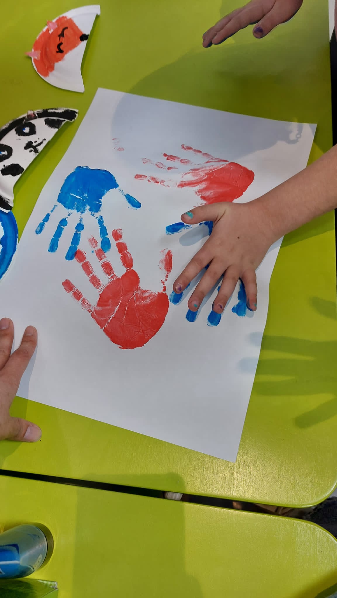 Manos pintadas en papel